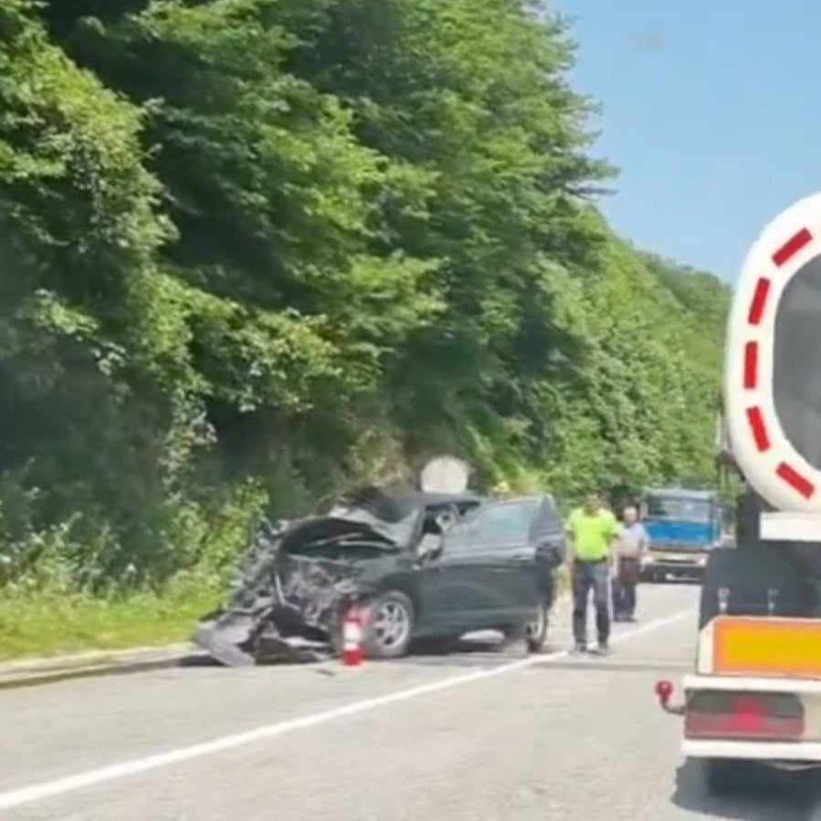 Teška nesreća na Bradini: Džip se zabio u parkirani kamion, dvije osobe teško povrijeđene