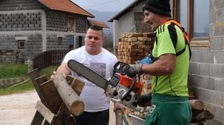 Ranko dobio motorku i trimer, bosanski Hulk mu uručio novac