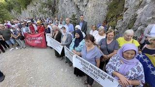 Tužno sjećanje na zločin na Korićanskim stijenama: Obilježava se 32. godišnjica strijeljanja 224 logoraša