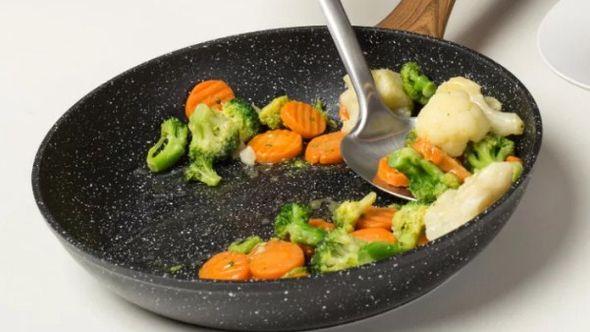 Neprianjajuće tave za kuhanje mogu u našu hranu prosuti milione mikroplastike - Avaz