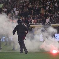 Dinamo ponovo pobijedio Hajduk u Splitu, pa je uslijedio haos: Torcida probila ogradu i utrčala na teren