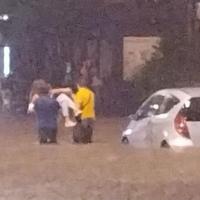 Ljude izvlače iz vozila, voda ušla u tržne centre: Nevrijeme izazvalo kolaps u Beogradu